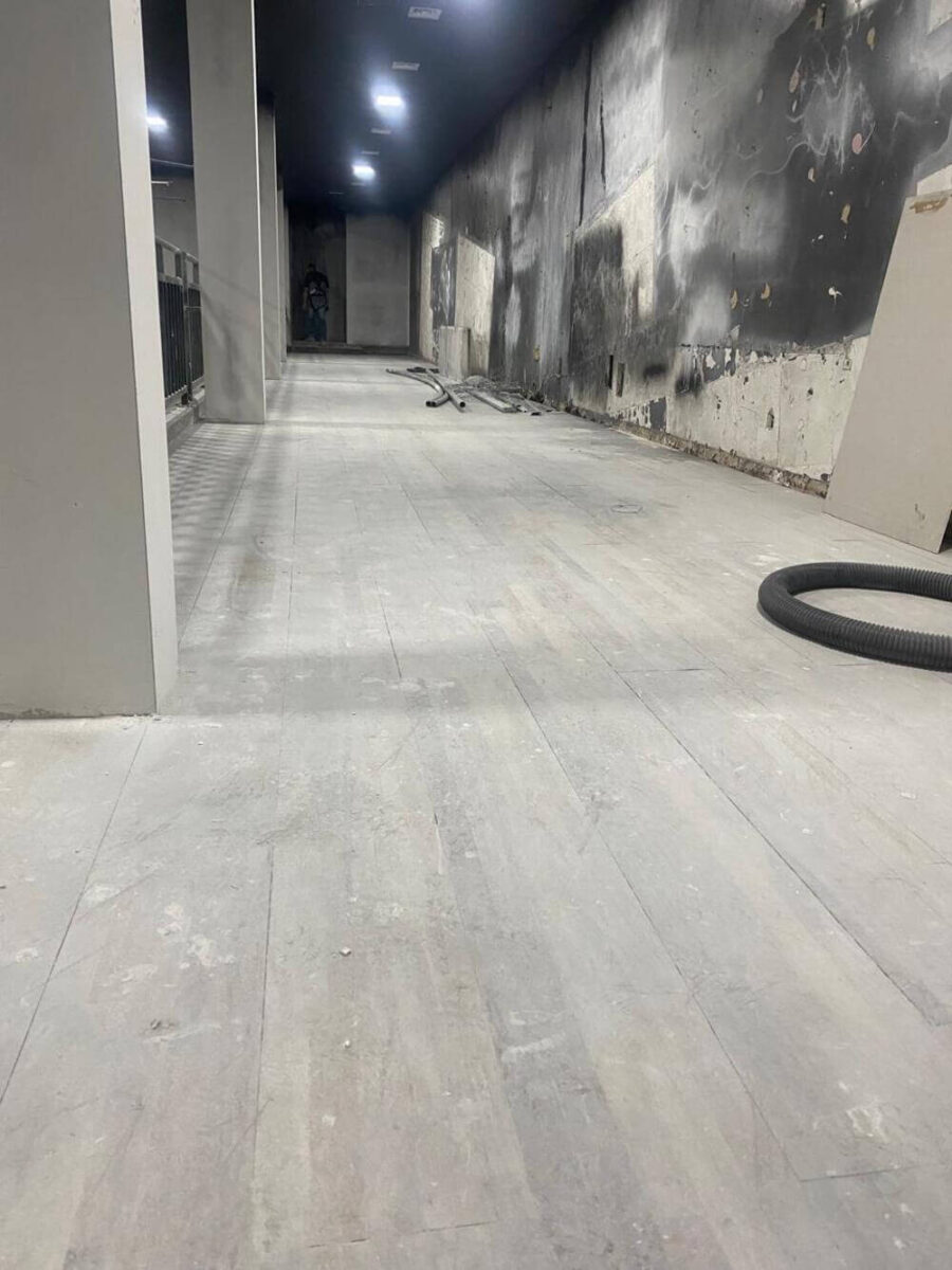 corredor em obras, com piso e paredes sujas