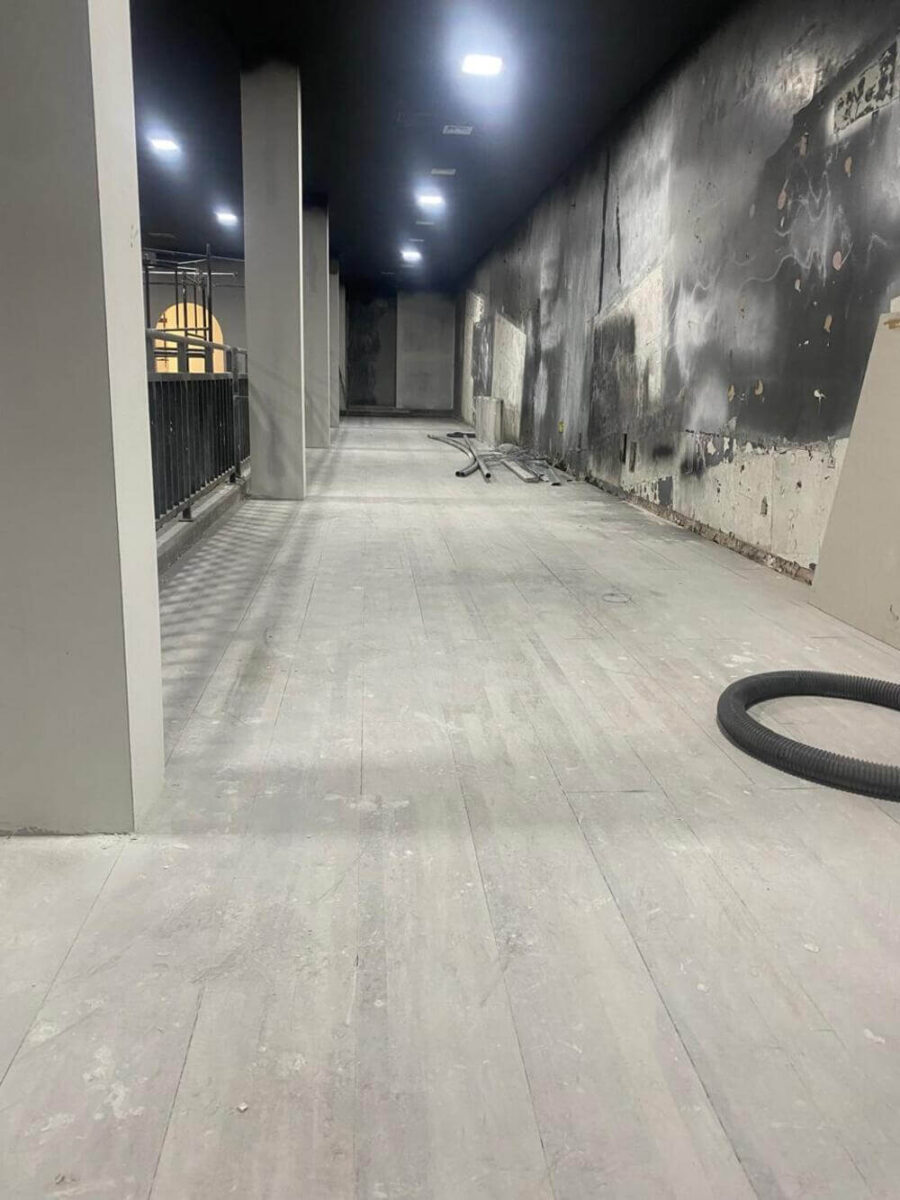 corredor em obras, com piso e paredes sujas