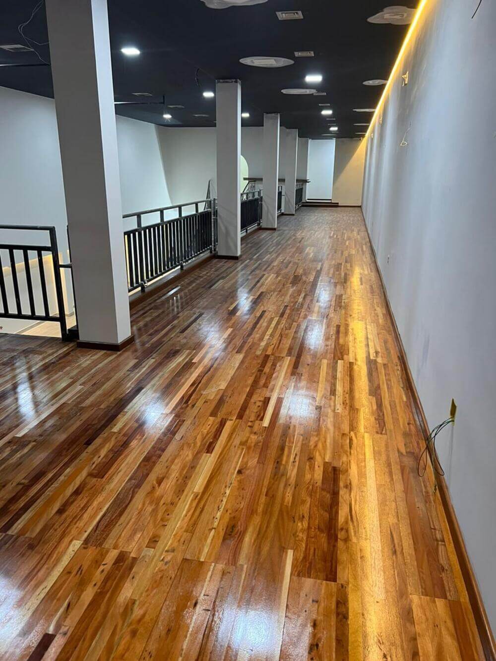 corredor de piso de madeira maciça brilhante