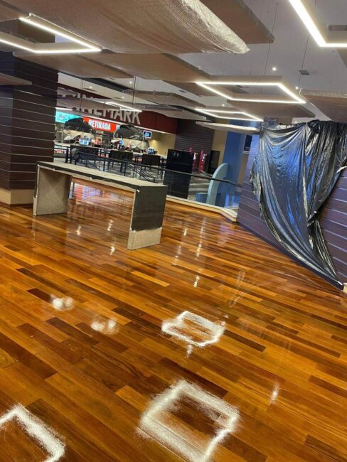 piso de madeira brilhante do Cinemark Eldorado
