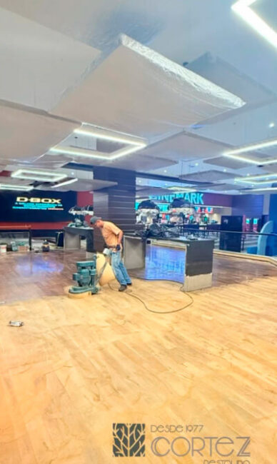 colaborador da Cortez Restaura restaurando piso de madeira do Cinemark Eldorado