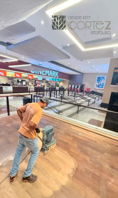 colaborador da Cortez Restaura restaurando piso de madeira do Cinemark Eldorado