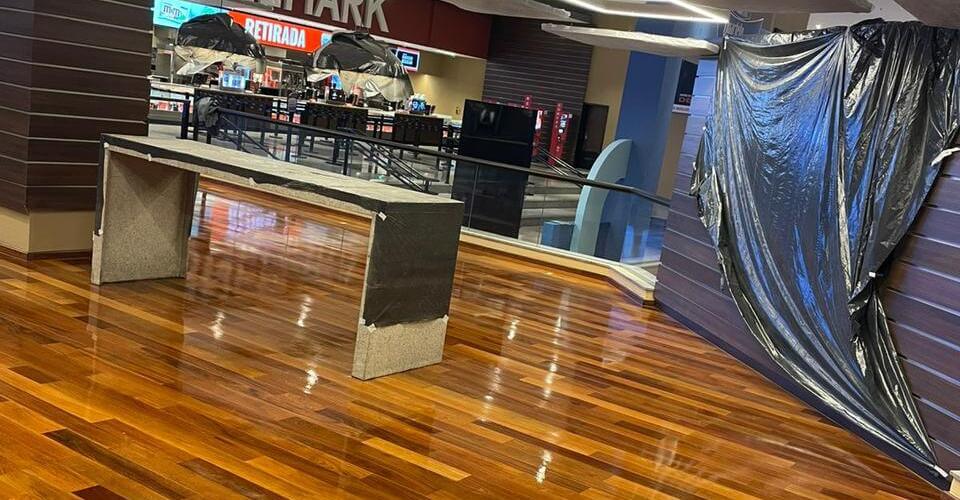 piso de madeira brilhante do Cinemark Eldorado