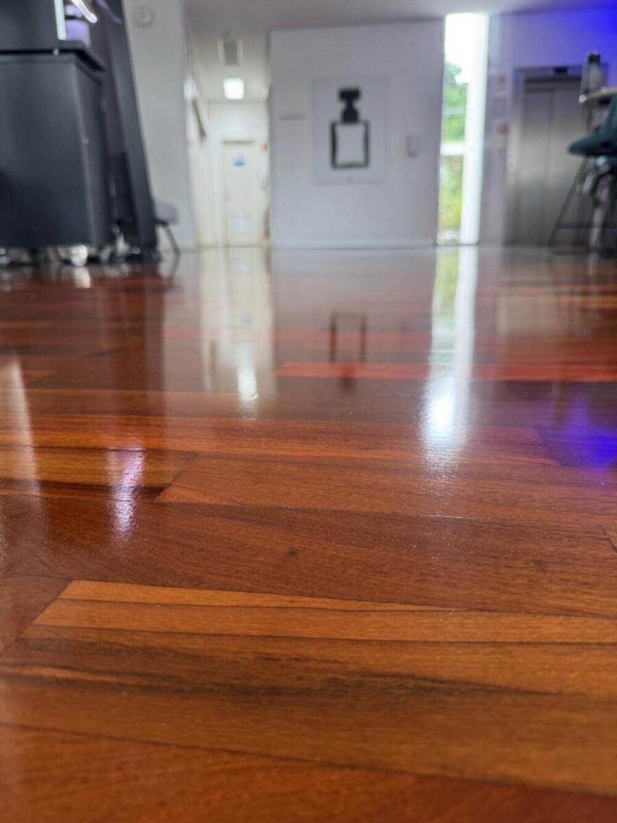 close em piso de madeira da IFF