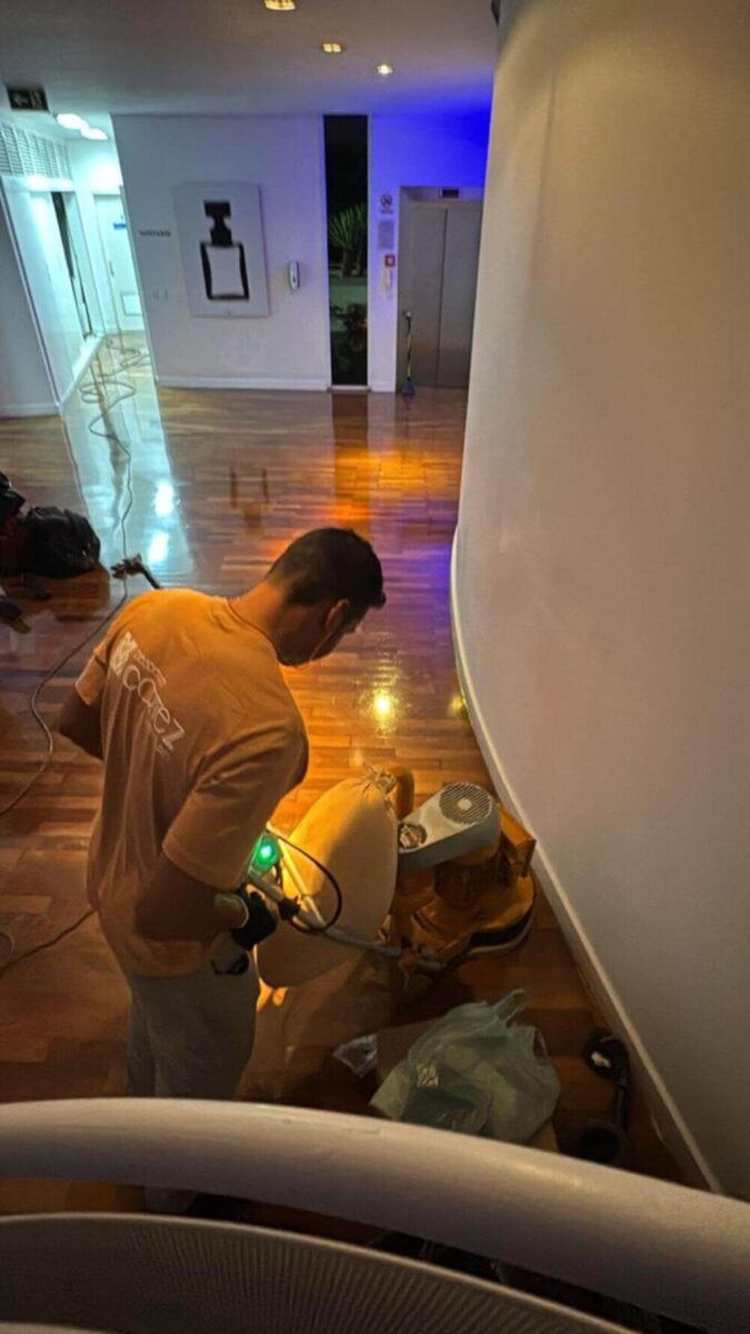 colaborador da Cortez Restaura utilizando maquinário para restaurar o piso de madeira na IFF