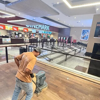 colaborador da Cortez Restaura usando maquinário no piso de madeira do Cinemark Eldorado