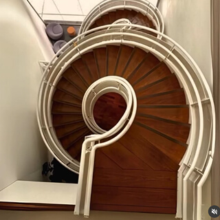 escada da IFF em espiral com piso de madeira