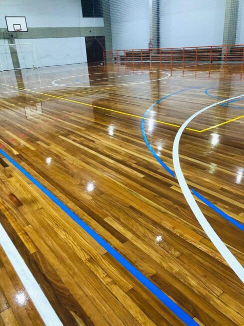 quadra esportiva do SESI com piso de madeira brilhante