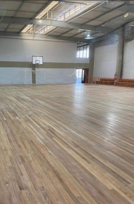 quadra esportiva do SESI com piso de madeira desgastado