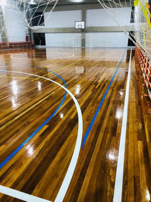 quadra esportiva do SESI com piso de madeira brilhante