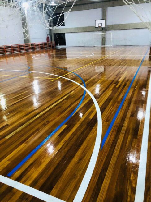 quadra esportiva do SESI com piso de madeira brilhante