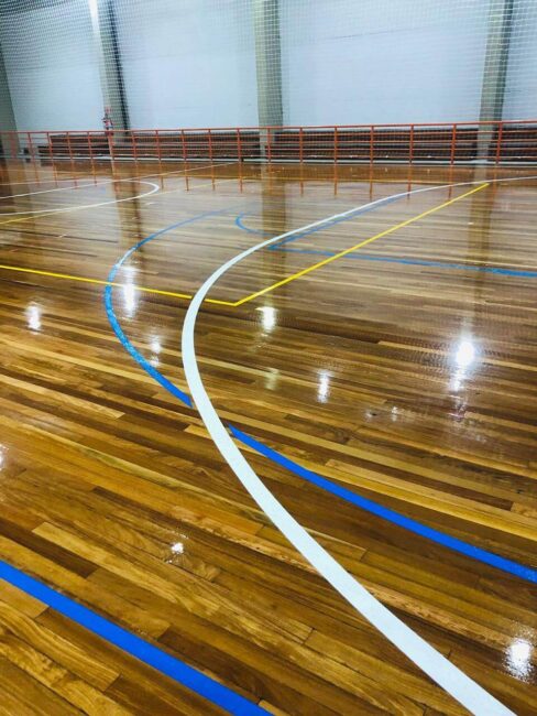 quadra esportiva do SESI com piso de madeira brilhante
