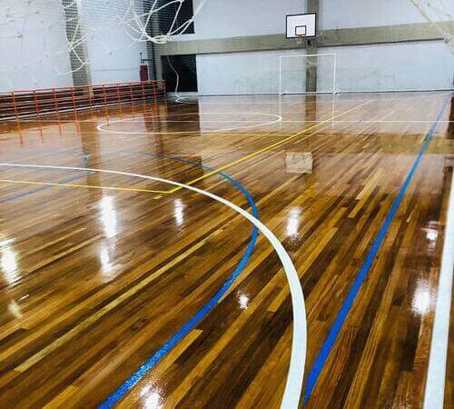 quadra esportiva do SESI com piso de madeira brilhante