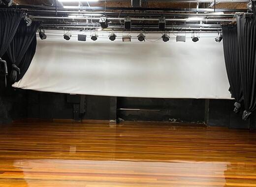 piso de madeira brilhante do palco da Escola Móbile