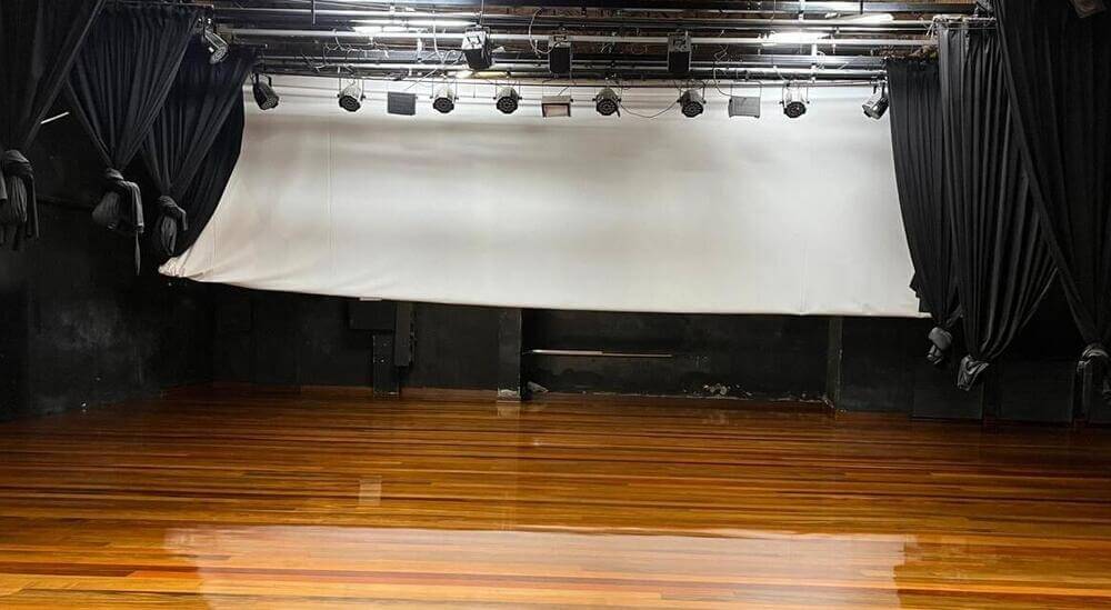 palco de teatro com piso de madeira maciça brilhante