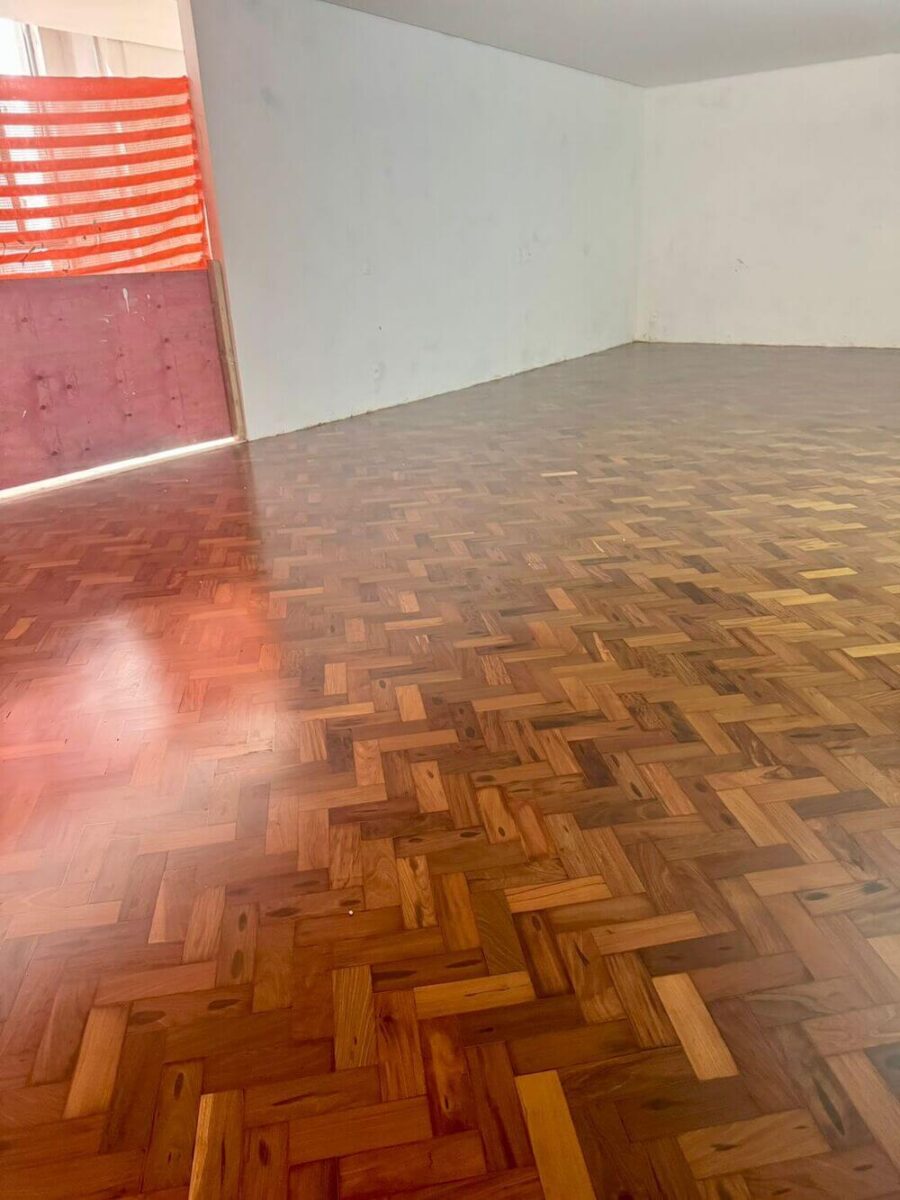 piso de madeira polido e brilhante após a restauração de um ambiente na Telesp