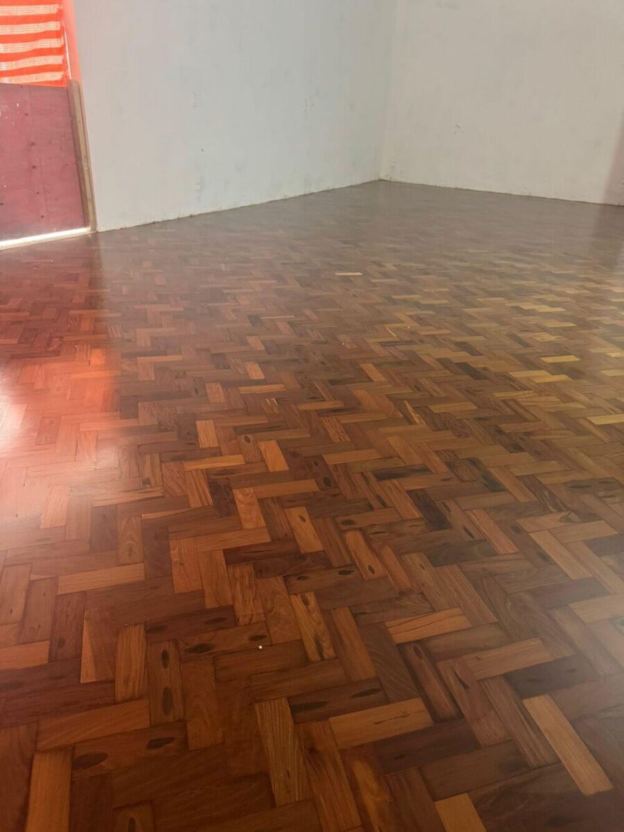 piso de madeira polido e brilhante após a restauração de um ambiente na Telesp